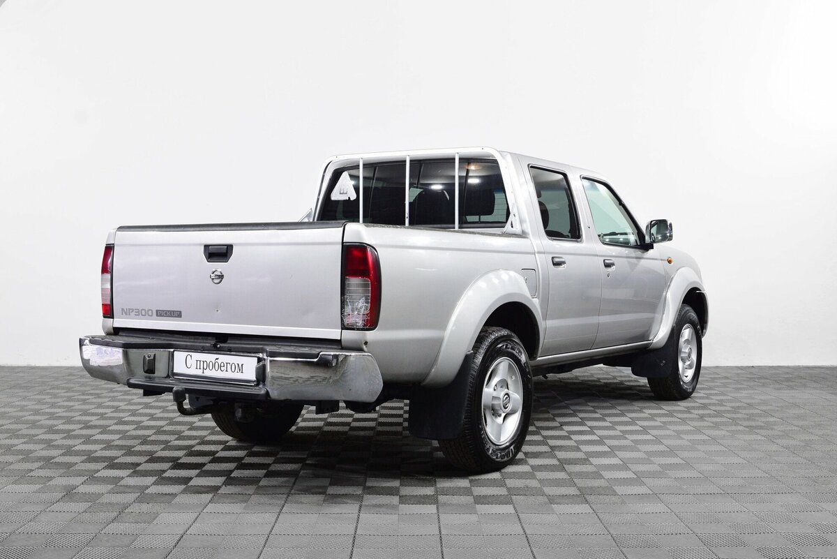 Nissan NP300, 2012